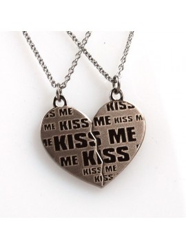 Collana con cuore che si spezza con scritta kiss me
