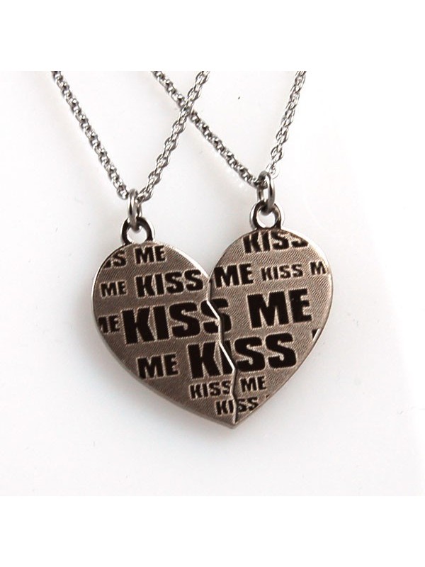 Collana con cuore che si spezza con scritta kiss me